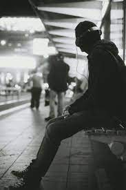 Acercar el oído a un lugar para oír lo que. Por Que Escuchamos Musica Triste