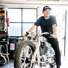 He likes computers and motorbikes, especially harley davidsons, and 883 is one of the models of these motorbikes. Max Pezzali Tutti Sulla Mia Moto