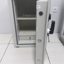 Fitur penyimpanan laci yang dapat dikunci memungkinkan banyak pengguna untuk terus menyetorkan uang tunai dan barang berharga secara aman sementara bagian utama dari brankas tetap terkunci. Jual Harga Brankas Chubb Cobra Executive B Size 4 Tahan Bobol Api Toko Pusa Kota Surabaya Pasti Murah Jaya Tokopedia