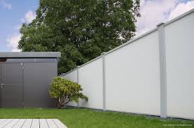 Modulare Wandsysteme Sichtschutzmauer Mit Einem Gartenhaus Von Biohort Sichtschutz Garten Sichtschutzmauer Gartenhaus