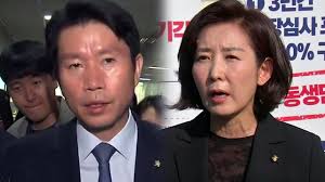 그의 아버지 윤기중은 충청남도 공주 출신이며, 연세대학교와 일본 히토쓰바시 대학 대학원을 졸업하고 연세대학교 통계학과 교수로 활동하다가 정년 퇴직했다. ì •ì¹˜ ìœ¤ì„ì—´ ë³´ë„ì— ì‹ ì¤'í•œ èˆ‡ é‡Ž ì¡°êµ­ ë¬¼íƒ€ê¸° ê²©ì•™ Ytn