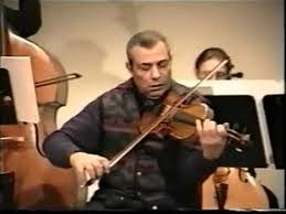ولد عبده داغر في مدينة طنطا عام 1936، وكانت بدايته مع العود، فوالده صاحب محل صناعة الأعواد الأشهر في عاصمة الدلتا ودرب الكثير من مشاهير الموسيقيين مثل الموسيقار محمد فوزي. Ù„Ù…Ø¨Ù‡ Ø³Ù‡Ø§Ø±Ù‰ Ø£Ø¨Ø±ÙŠÙ„ 2016