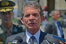 Entrevista com o Ministro interino da Defesa, General Joaquim Silva e Luna 