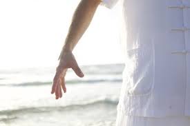 Staut sich das qi, soll das zu problemen körperlicher oder auch emotionaler art führen und zum beispiel erkrankungen oder innere unausgeglichenheit. Qi Gong Ubungen Fur Anfanger Www Martincaesar Net