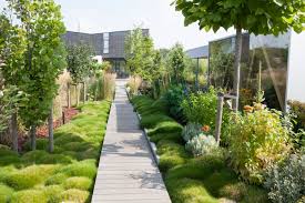 Tatsächlich kann rindenmulch gegen unkraut wirkungsvoll eingesetzt werden. Gartenweg Anlegen Aus Kies Gepflastert Mit Rindenmulch Schoner Wohnen