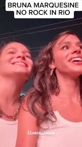 Bruna curtindo rock in rio com sua irmã