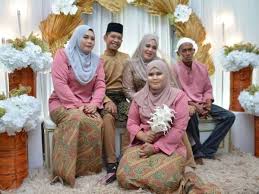 Dalam akad nikah nanti akan ada pengucapan ijab dan kabul yang menjadi syarat sahnya pernikahan dalam islam. Pasangan Pengantin Pertama Di Sabak Bernam Akad Nikah Online