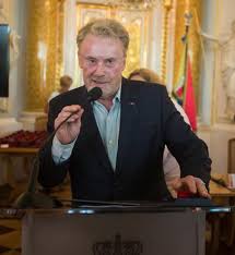 Antoni olbrychski (26 l.) to syn rafała olbrychskiego (48 l.) i wnuk daniela olbrychskiego (74 l.), który został wicemistrzem świata w szermierce historycznej. Wnuk Olbrychskiego Zostal Wicemistrzem Swiata Zbieral Pieniadze Na Wyjazd Wideo Super Express Wiadomosci Polityka Sport