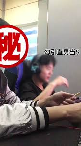 Jennifer Green on X: 网吧勾搭直男，说可以给他点烟按摩。结果……怎么爬到了电脑桌下？🤔️ 勾引直男当S  t.coNKU7zpTpQu  X