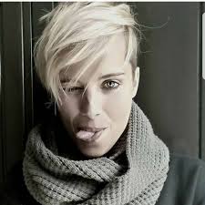 Femme noire avec une coupe courte a regarder de cote fond jaune vif banque d images et photos libres de droits image 58940546. 20 Idees De Coupe Courte Blonde Tendance Pour Vous Inspirer