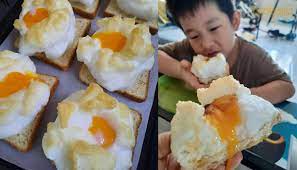 Setelah telur matang balik dan posisi roti ada pada bagian bawah biarkan roti terpanggang sesaat, kemudian angkat dan pindahkan pada wadah lain. Roti Telur Goyang Ala Kopitiam Nampak Gebu Dan Mengiurkan Rugi Tak Cuba Hijabista