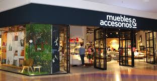 Sofá moderno en living luminoso