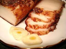 Legati sunca si apoi mai faceti un. SlÄƒninÄƒ FiartÄƒ In Coji De CeapÄƒ Cu Usturoi Hai Hui Prin Gurmandia