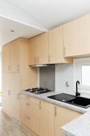 Zacht Houtkleurige Keuken Zowel Modellen Uit Stock Als Uw Droomchalet Op Maat Be Home Chaletbouw In Zeeuws Vlaanderen Chalet Keukens Keuken Idee Chalets