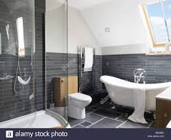 Badfliesen von fliesen24 verwandeln ihr badezimmer in eine wohlfühloase. Ein Zeitgenossisches Designer Badezimmer In Einem Modernen Uk Home Stockfotografie Alamy