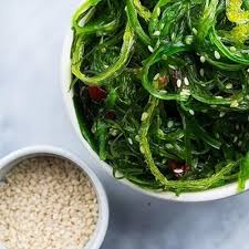 Algen Sind Das Neue Superfood Aus Dem Meer Mit Diesem Wakame Rezept Gelingt Dir Damit Schnell In Ein Algensal Algensalat Eingelegtes Essen Japanische Gerichte