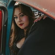 Ellie Temple's Instagram, Twitter & Facebook