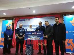 Pelanggan bank rakyat yang menghadapi kesukaran untuk meneruskan pembayaran pembiayaan akibat terkesan dengan bencana ini boleh memohon pelanggan juga boleh menghubungi pusat panggilan di talian 1300800800 dan mengunjungi cawangan bank rakyat atau susulan berpusat. Bank Rakyat Giat Santuni Golongan Memerlukan Khususnya Pelajar Utusan Borneo Online