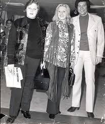 Sir thomas john obe, known professionally as tom jones, is a welsh singer. A Rare And Poignant Insight Into Tom Jones And Linda S Marriage Daily Mail Online