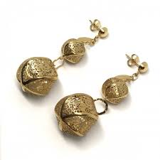 The 18 kt gold is most suitable for making jewellery and wins over 22 kt because of it is more versatile to get diamonds and other heavy gems and stones embedded on it. Neonero 18 Kt Gold Earrings