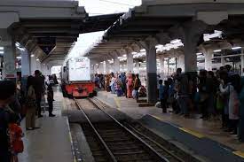 Dari cirebon, anda bisa naik kereta api, yang saat ini pelayanannya sudah nyaman dan aman. Jelajah 5 Stasiun Kereta Api Legendaris Di Seputaran Kota Jakarta