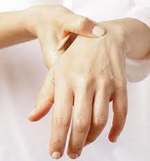 Tritt eine arthrose im finger oder an der hand auf, spricht man von einer polyarthrose. 5 Wege Arthrose An Den Handen Sanft Zu Behandeln Wunderweib