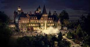 Gatsby S Mansion Gigantic And Ostentatious Is Symbolic Of Gatsby S Lifestyle And How It Came To Be The American Dream To Gats Gatsby House Mansions Gatsby
