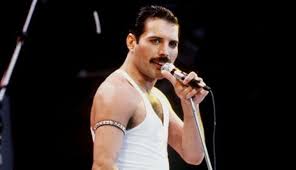 In 1966 he started his education at the ealing college of art, where he graduated in 1969. Dari Kuburannya Freddie Mercury Wariskan Jutaan Dolar Untuk Mantan Tunangannya