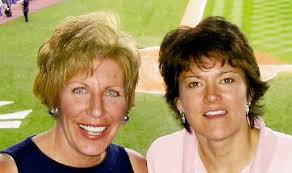 Elizabeth Costin's Instagram, Twitter & Facebook