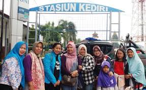Cewek berhijab cantik selfie di tempat wisata. Liburan Seru Naik Kereta Api Ke Kediri Nurul Sufitri S Blog