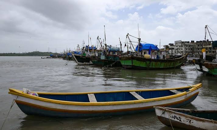 Why fishermen in suburban Mumbai find their catch shrinking steadily - Citizen Matters