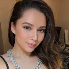 Caitlyn Cobb's Instagram, Twitter & Facebook