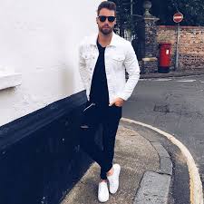 Black And White Dress With Jean Jacket Streetwear With White And Black A White Denim Jacket From Levis Black T Shirt Black Denim White S Moda Masculina Urbana Moda Para Hombre Casual Moda Hombre