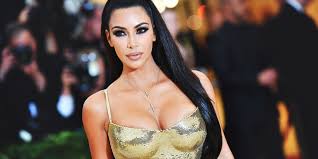 Kim kardashian llega a la gala benéfica del instituto del vestido del museo metropolitano de arte previa a la inauguración de la exposición rei kawakubo/comme des garçons: Kim Kardashian Wears Gold Versace Dress To 2018 Met Gala Kim At Met Without Kanye West