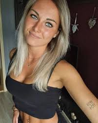 gorgeous beautiful lady On Threads