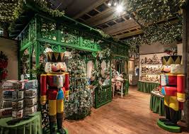 Elementos naturales, adornos de cristal, artículos coloridos, el encanto de disney y moda étnica son ideales la elegancia del cristal y los brillos llenarán de glamour tu decoración navideña. La Mejores Tiendas De Decoracion Navidena En Barcelona