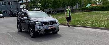 Nu au făcut asta și pot să spun că sunt entuziast că au avut curajul să marjeze în continuarea pe ideea de suv cu roțile duse spre extremitate, cu gardă mare la sol, cu capacitatea de a lua rampe serioase în față fără a atinge cu partea. 2022 Dacia Duster Facelift Spied With New Led Signature Lighting 4wd Badge Autoevolution