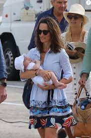 Il était très probablement destiné à couvrir ses cheveux car, à l'époque, beaucoup ne savaient pas quoi faire avec des cheveux crépus. Photos Pippa Middleton Son Mari James Matthews Leur Fils Arthur Et Toute La Famille Middleton Dont Les Parents De Pippa Carole Et Michael Son Frere James Style Pippa Middleton Pippa