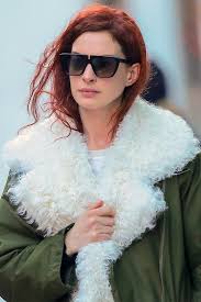 I tagli del 2020 sono revival anni '90. Un Nuovo Colore Di Capelli Per Anne Hathaway Rosso Vermiglio Vogue Italia