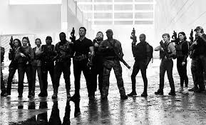 Un día el mundo se paraliza cuando un grupo de viajeros en el tiempo se transporta desde el año 2051 para entregar un mensaje urgente: La Guerra Del Manana 2021 Filmaffinity
