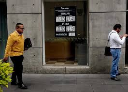 Peso se deprecia 0.40% para cotizar a 17.24 por dólar; la bolsa mexicana retrocede 0.19%
