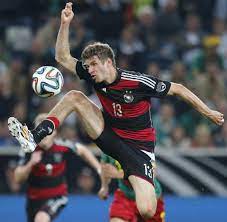 Doch er machte es nur noch schlimmer. Fc Bayern Keiner Fliegt So Schon Wie Spiderman Thomas Muller Bilder Fotos Welt