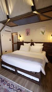 Desain set tempat tidur minimalis satu ini lumayan bagus dengan warna dasar coklat kayu muda. Traveloka Indonesia On Twitter Atap Di Atas Tempat Tidur Itu Bisa Dibuka Lho Jadi Kalau Malam Bisa Tiduran Sambil Liat Langit Yang Penuh Bintang Kurang Romantis Apa Tuh Hhuu Dekorasi Kamar