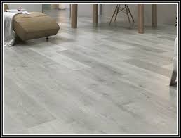 Fliesen holzoptik grau | fliesenpark grau boisée villeroy & boch hersteller holzoptik fliesen kellerfliesen küchenfliesen landhaus metrofliesen grau villeroy & boch boisée grau vb 2142 bi60. Fliesen Holzoptik Grau Fliesen Holzoptik Grau Laminat Laminat Grau