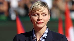 Charlène de Monaco scintillante, elle ose une robe fendue au décolleté  plongeant sur le tapis rouge