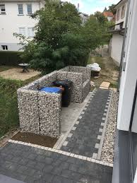 Gabionen Mauer Als Sichtschutz Fur Die Mulltonnen Zugleich Noch Eine Ablage Flache Fur Die Gelbensacke Gabionen Mauer Gabionen Vorgarten Ideen