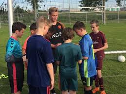 Frenkie de jong is misschien wel de populairste nederlandse voetballer van dit moment. Asv Arkel On Twitter De Trainers Van Asvarkel Jo13 Youri De Jong Nik De Bruin Kregen Vanavond Op Schoonzigt Assistentie Van Niemand Minder Dan Frenkiedejong Mooi Om Frenkie Weer Op Voetbalschoenen