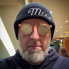 Japanese people must have perfect reading vision. I can't find a pair of  reading glasses anywhere in Tokyo