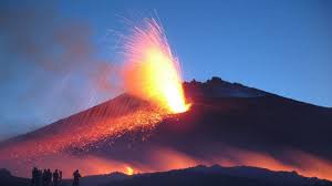 .güneyindeki sicilya adası'nda bulunan etna yanardağı'nda meydana gelen patlamada 10 kişi yaralandı. Etna Yanardagi Patladi Kuzeyegehaber