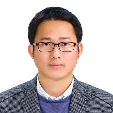 How Geo-distributed Data Centers Do Demand Response: A Game-Theoretic  Approach